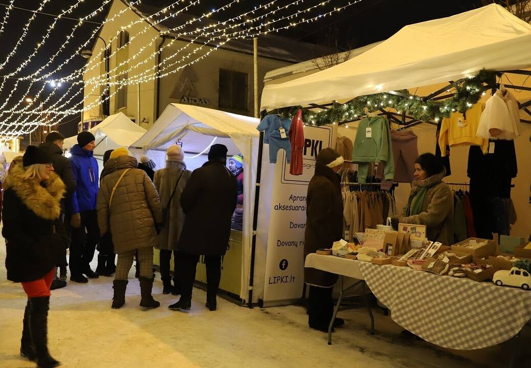 Mažeikiuose atidarytas Kalėdinis miestelis