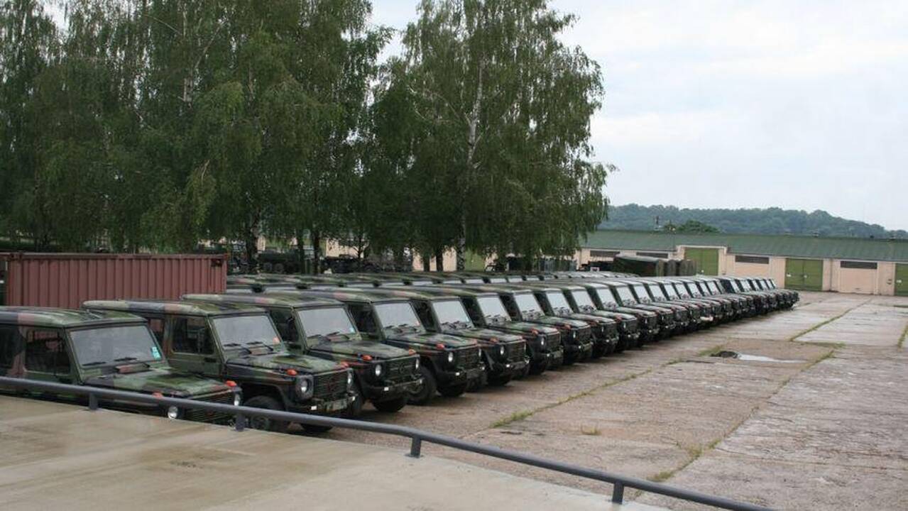 Į Lietuvą pristatomi kariniai visureigiai iš Nyderlandų