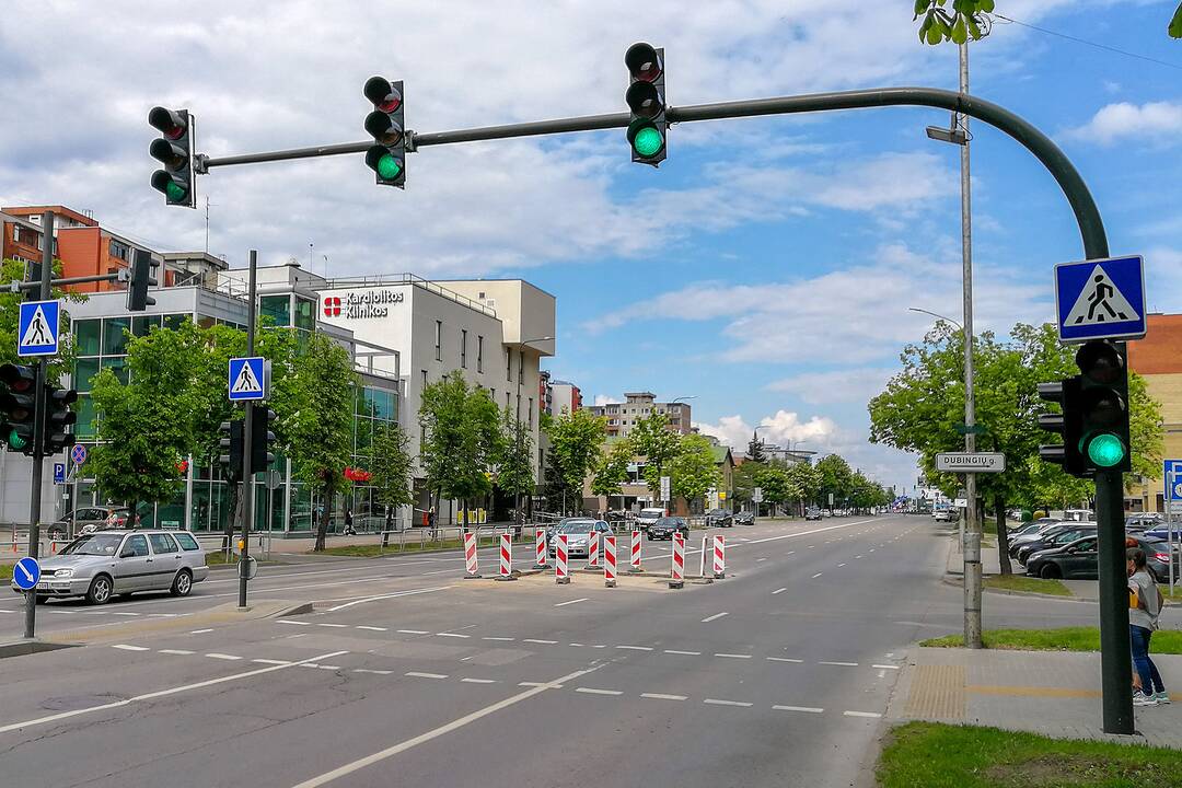 Savanorių prospekte atsiveria duobė