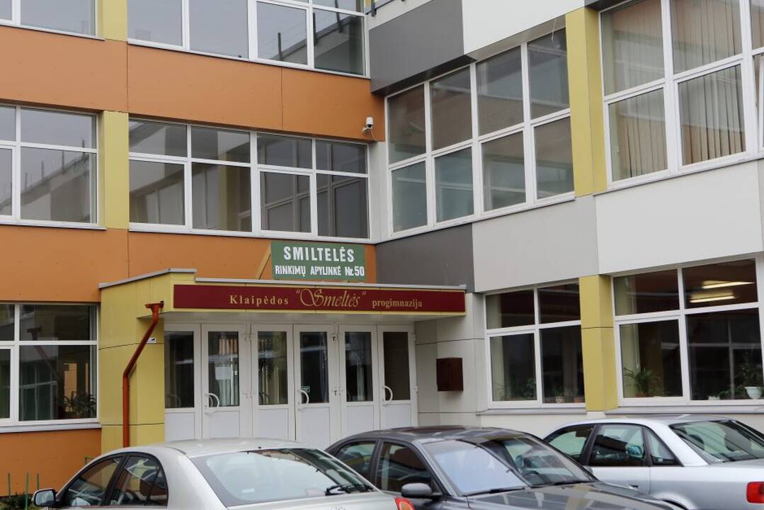 Policija aiškinasi, kas sulaužė šešias Klaipėdos mokyklos išorinės sienos plokštes