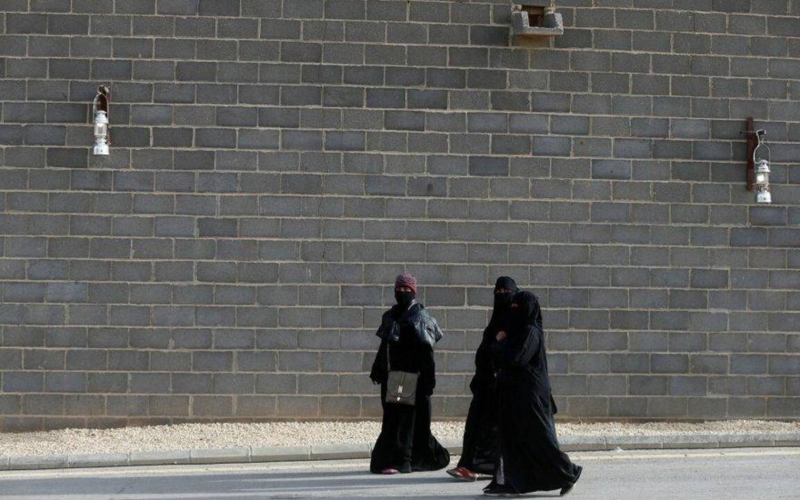 Saudo Arabija pradeda išdavinėti vairuotojo pažymėjimus moterims 