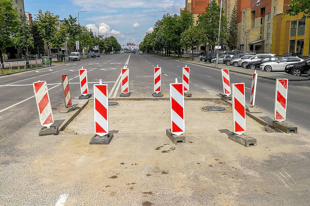 Savanorių prospekte atsiveria duobė
