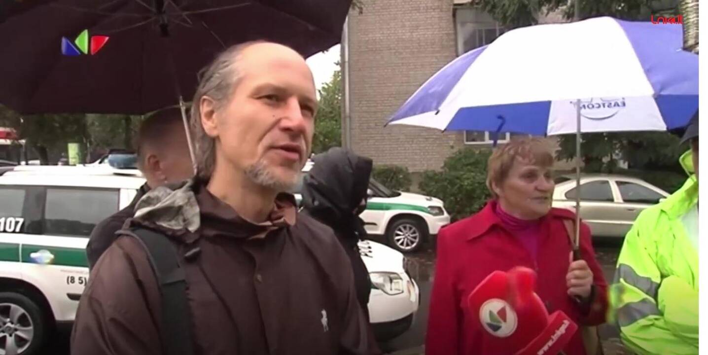 Vilniečiai protestuoja prieš šiukšlių konteinerių statymą po jų langais
