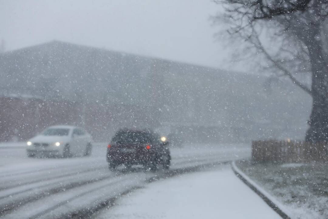 Eismo sąlygos išlieka sudėtingos dėl sniego, naktį galimas plikledis