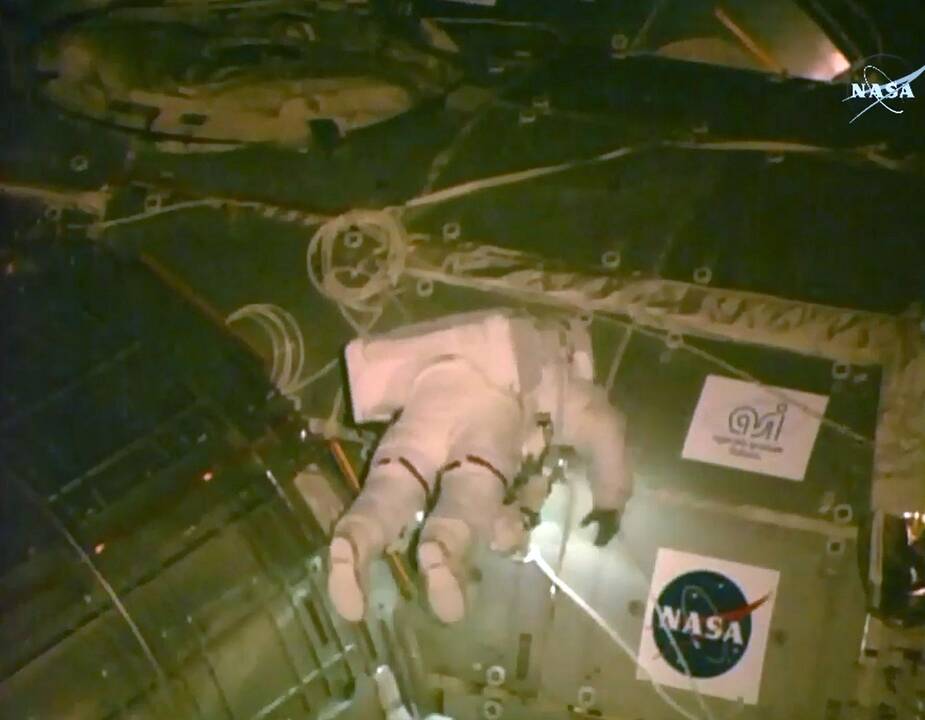 JAV astronautai atvirame kosmose sutaisė įstrigusį TKS elektrinį vežimėlį