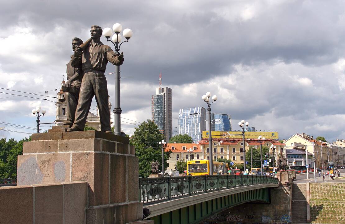 Vilniaus valdžiai nesiseka rasti, kas remontuotų sovietines Žaliojo tilto skulptūras