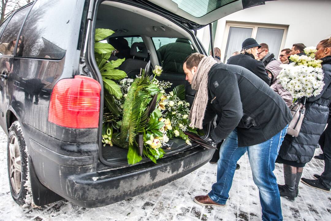Į paskutinę kelionę palydėta nužudyta žurnalistė