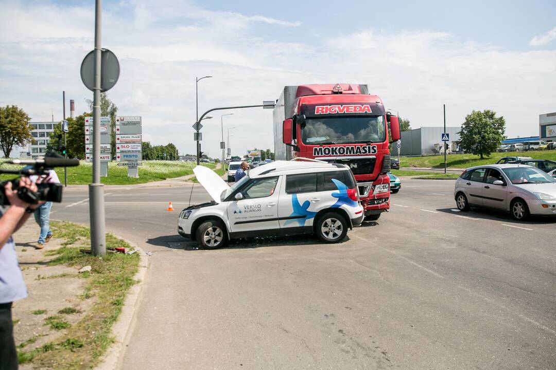 Mokomojo sunkvežimio ir lengvojo automobilio avarija Taikos pr. 
