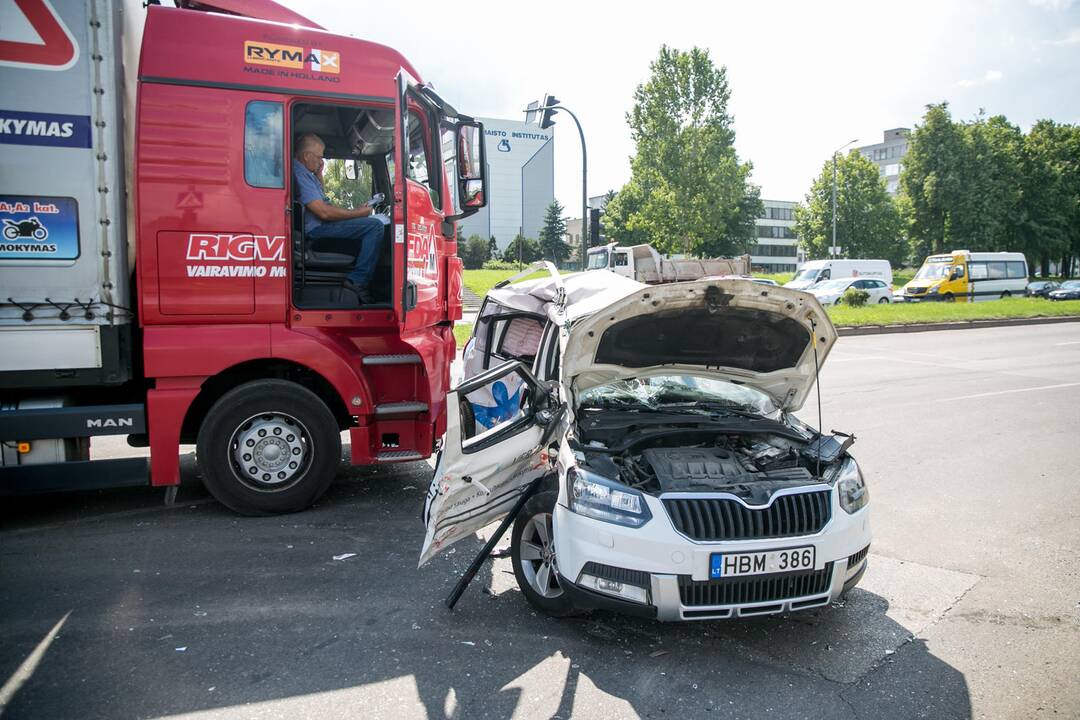 Mokomojo sunkvežimio ir lengvojo automobilio avarija Taikos pr. 