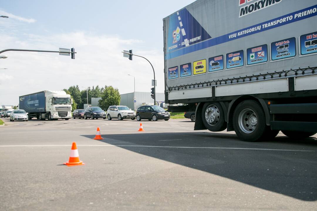 Mokomojo sunkvežimio ir lengvojo automobilio avarija Taikos pr. 