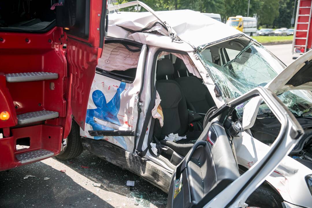 Mokomojo sunkvežimio ir lengvojo automobilio avarija Taikos pr. 