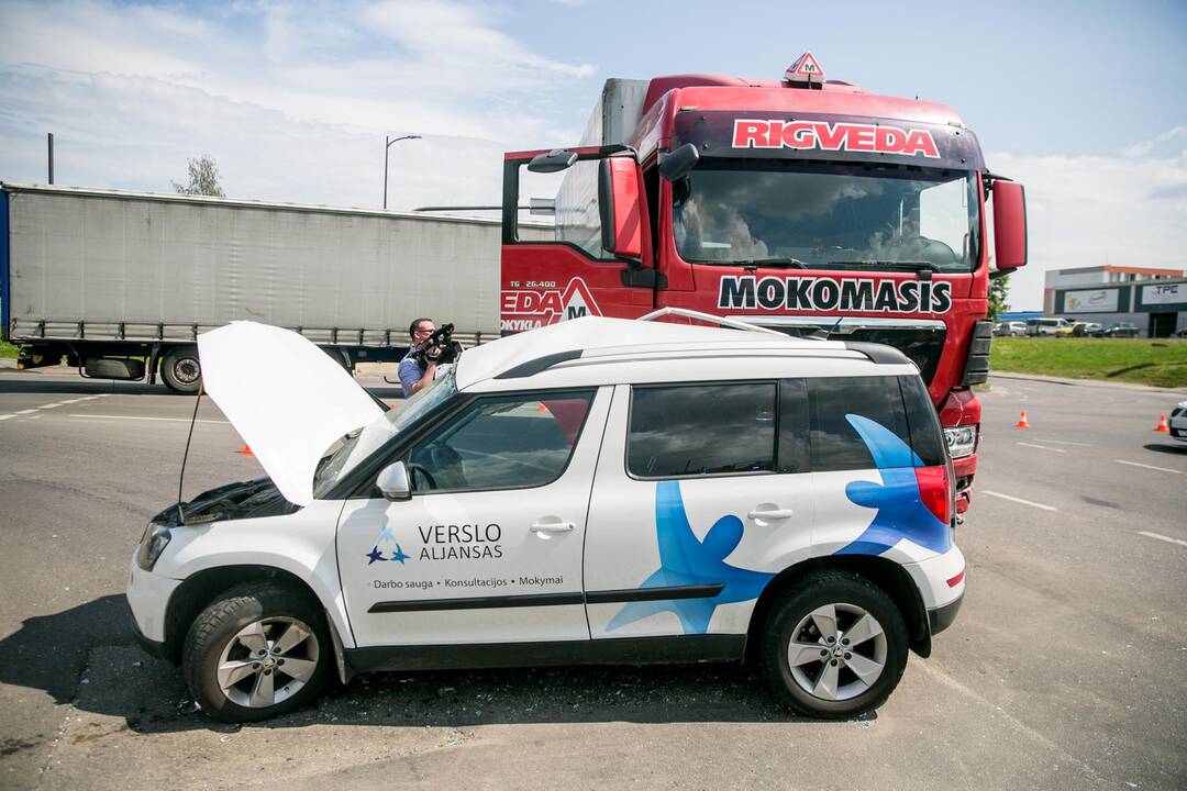 Mokomojo sunkvežimio ir lengvojo automobilio avarija Taikos pr. 