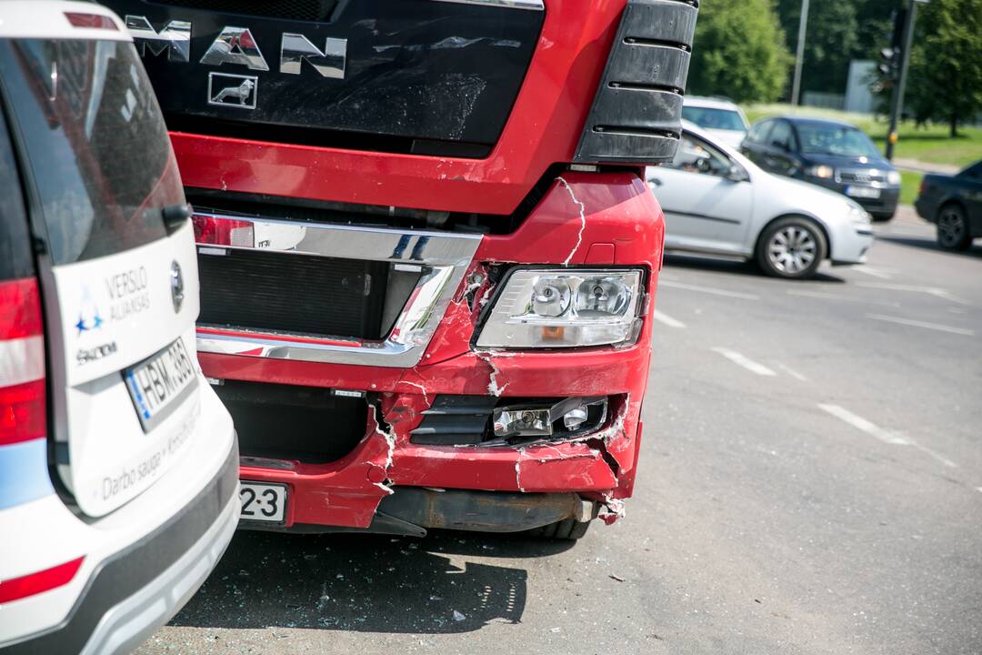 Mokomojo sunkvežimio ir lengvojo automobilio avarija Taikos pr. 