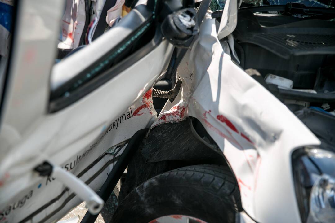 Mokomojo sunkvežimio ir lengvojo automobilio avarija Taikos pr. 