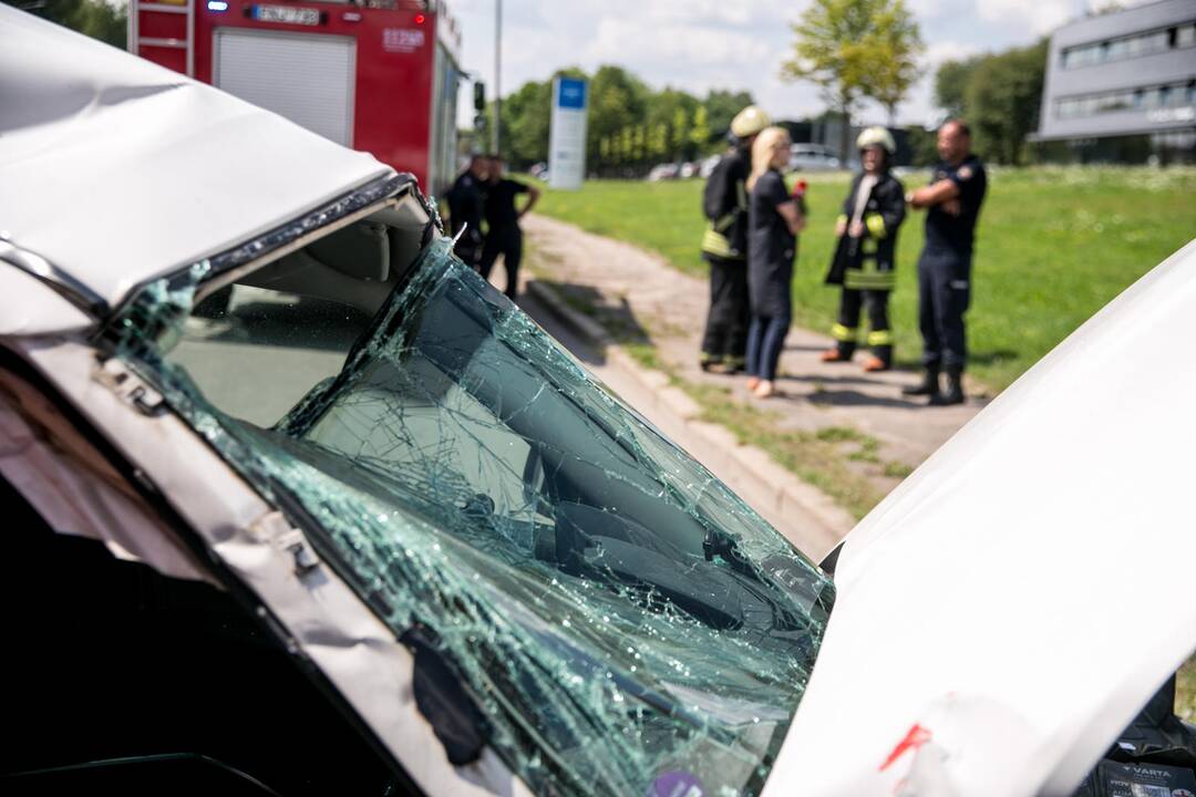 Mokomojo sunkvežimio ir lengvojo automobilio avarija Taikos pr. 