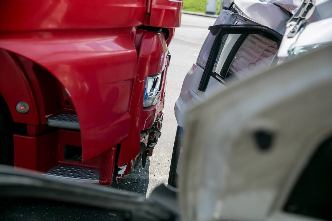 Mokomojo sunkvežimio ir lengvojo automobilio avarija Taikos pr. 
