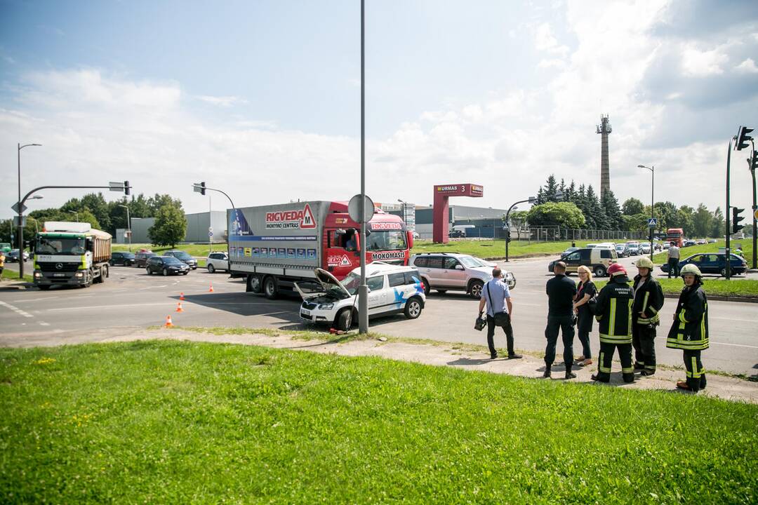 Mokomojo sunkvežimio ir lengvojo automobilio avarija Taikos pr. 