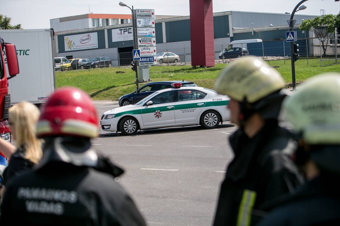 Mokomojo sunkvežimio ir lengvojo automobilio avarija Taikos pr. 