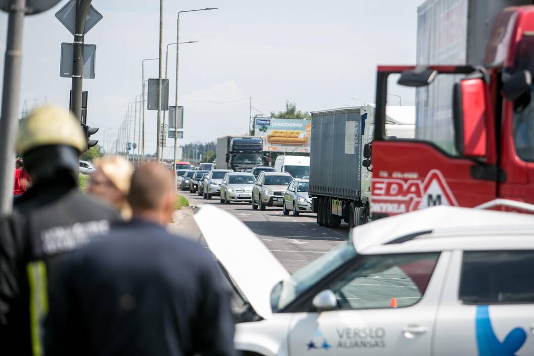 Mokomojo sunkvežimio ir lengvojo automobilio avarija Taikos pr. 