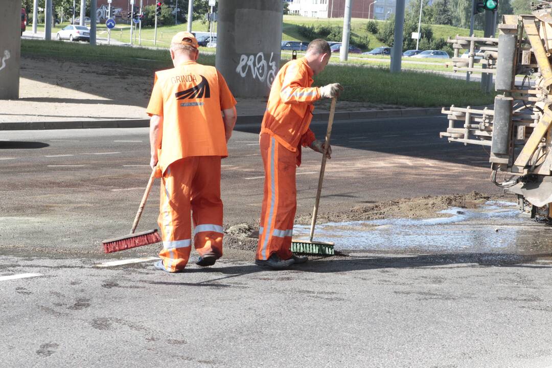 Ties spaudos rūmais apvirto atliekų sunkvežimis, įvykio vietoje tvyro nosį riečiantis tvaikas