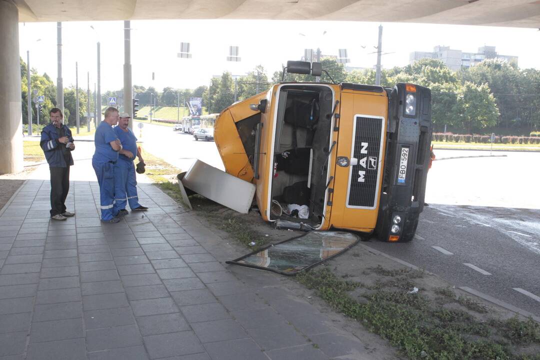 Ties spaudos rūmais apvirto atliekų sunkvežimis, įvykio vietoje tvyro nosį riečiantis tvaikas
