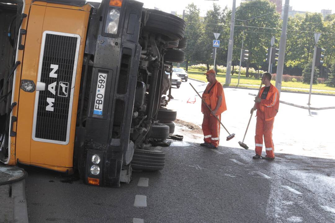 Ties spaudos rūmais apvirto atliekų sunkvežimis, įvykio vietoje tvyro nosį riečiantis tvaikas