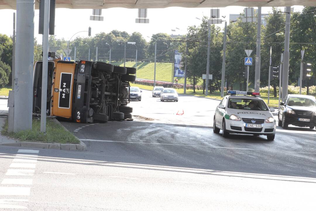 Ties spaudos rūmais apvirto atliekų sunkvežimis, įvykio vietoje tvyro nosį riečiantis tvaikas