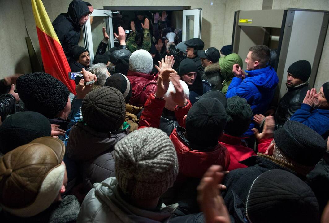 Protestuotojai įsilaužė į Moldovos parlamentą