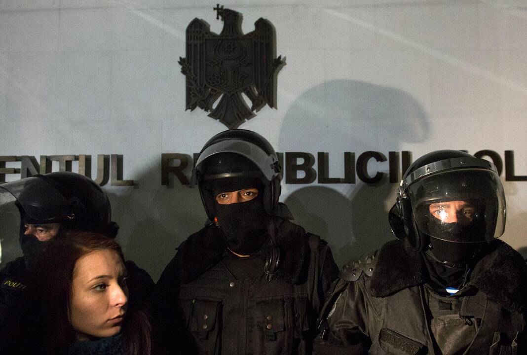 Protestuotojai įsilaužė į Moldovos parlamentą