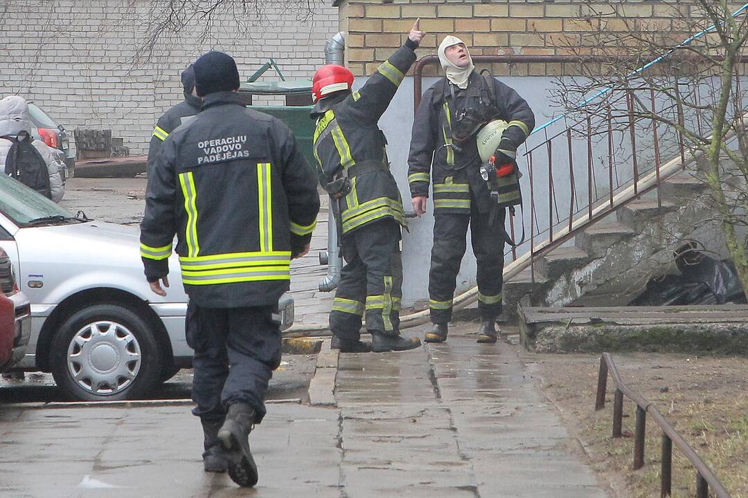 Kaune, Savanorių prospekte, daugiabutyje trečiadienį įsiplieskė gaisras.