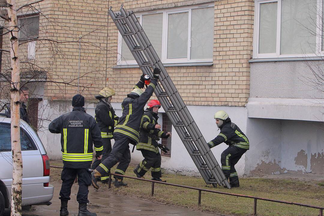 Kaune, Savanorių prospekte, daugiabutyje trečiadienį įsiplieskė gaisras.