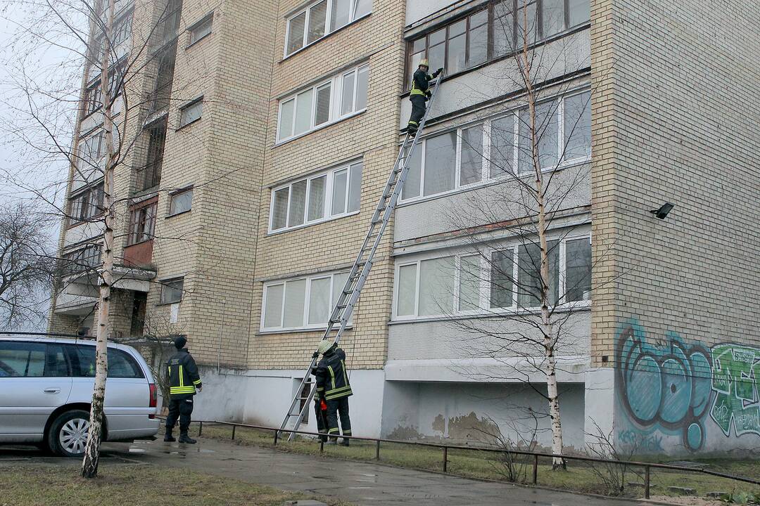 Kaune, Savanorių prospekte, daugiabutyje trečiadienį įsiplieskė gaisras.