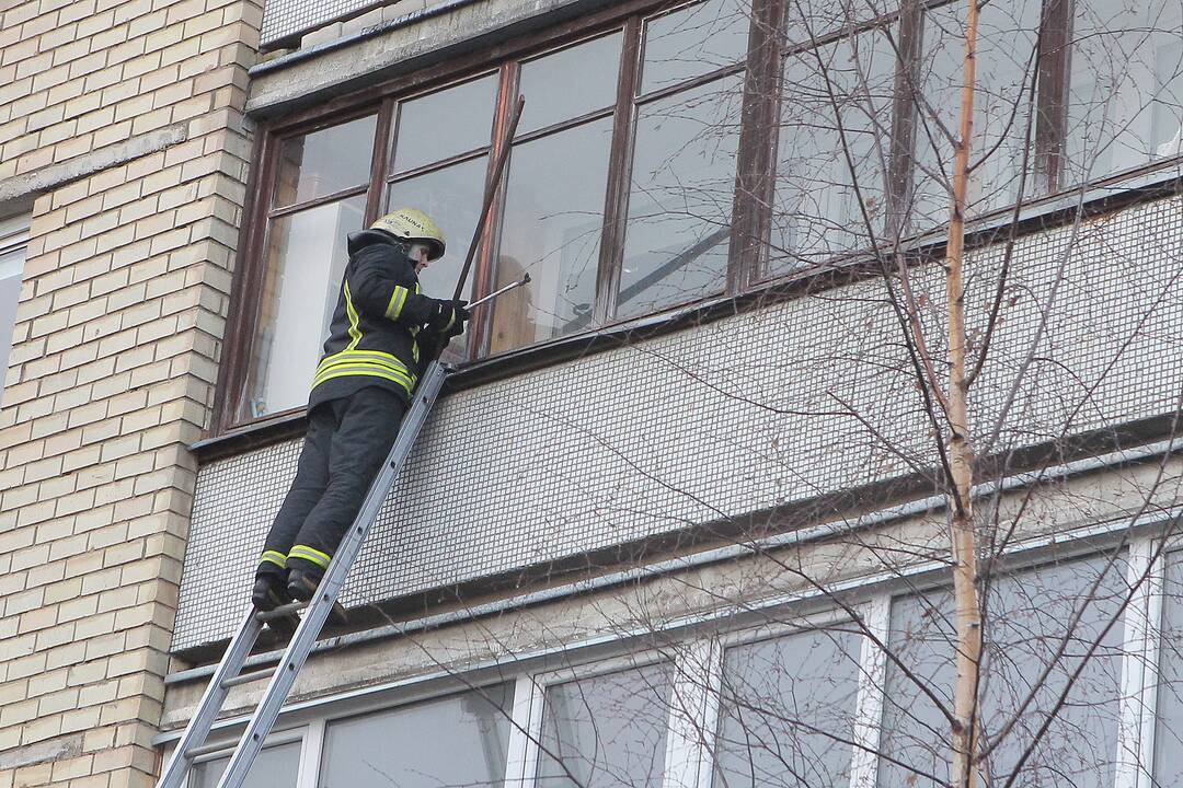 Kaune, Savanorių prospekte, daugiabutyje trečiadienį įsiplieskė gaisras.
