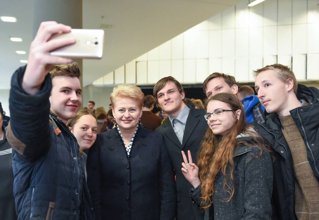 Prezidentė aplankė parodą „Mokykla 2015“