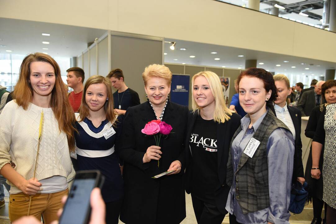 Prezidentė aplankė parodą „Mokykla 2015“