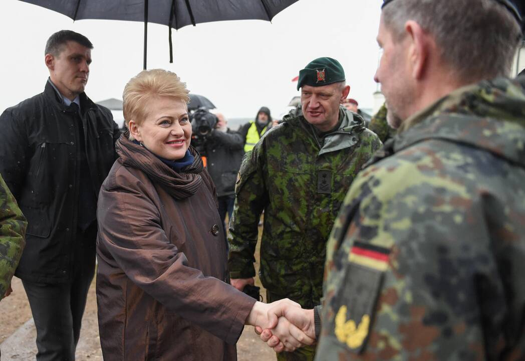 Prezidentė stebėjo NATO pratybas Pabradėje
