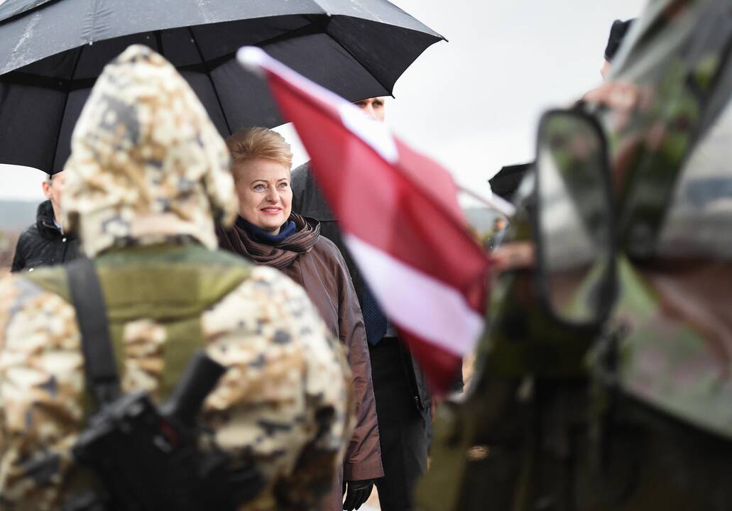 Prezidentė stebėjo NATO pratybas Pabradėje