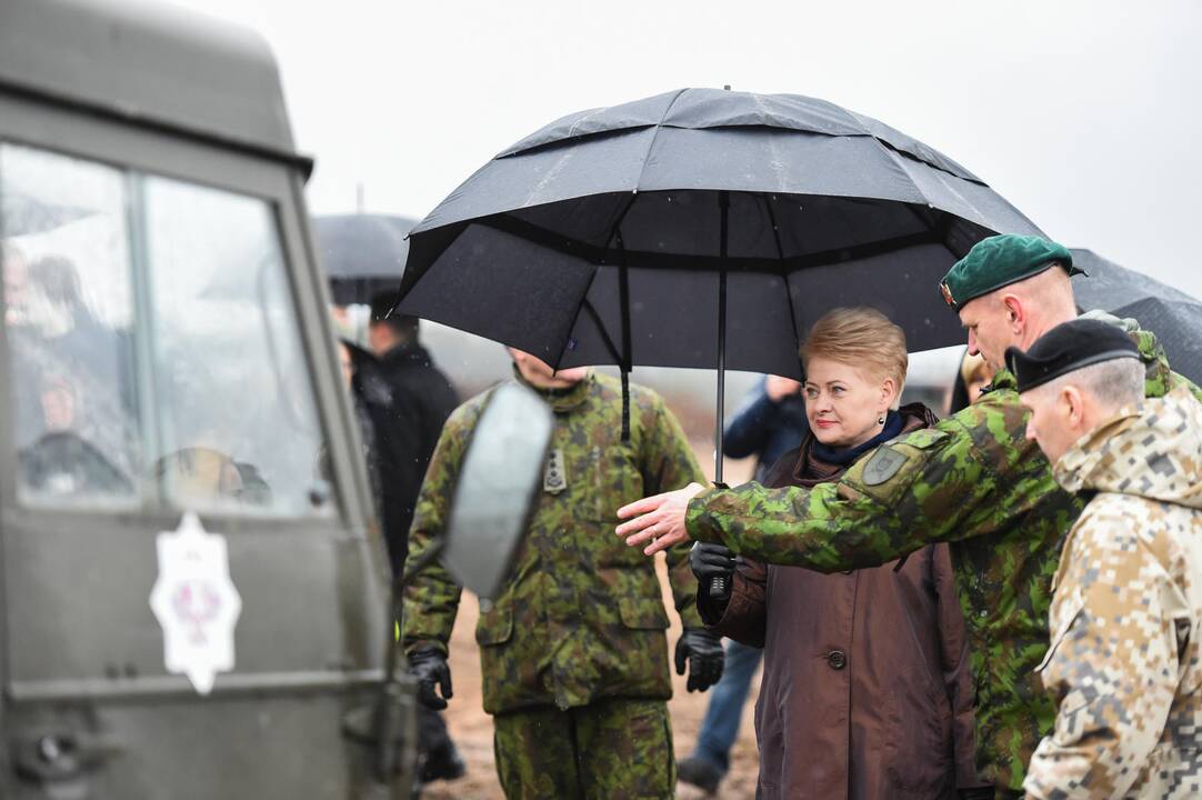 Prezidentė stebėjo NATO pratybas Pabradėje
