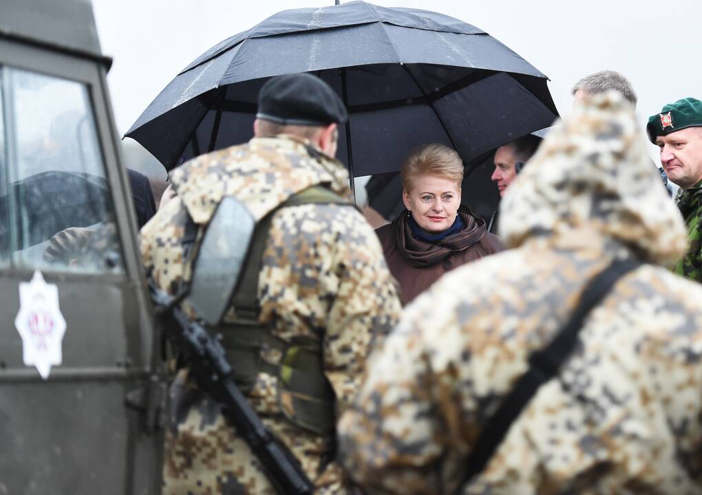 Prezidentė stebėjo NATO pratybas Pabradėje