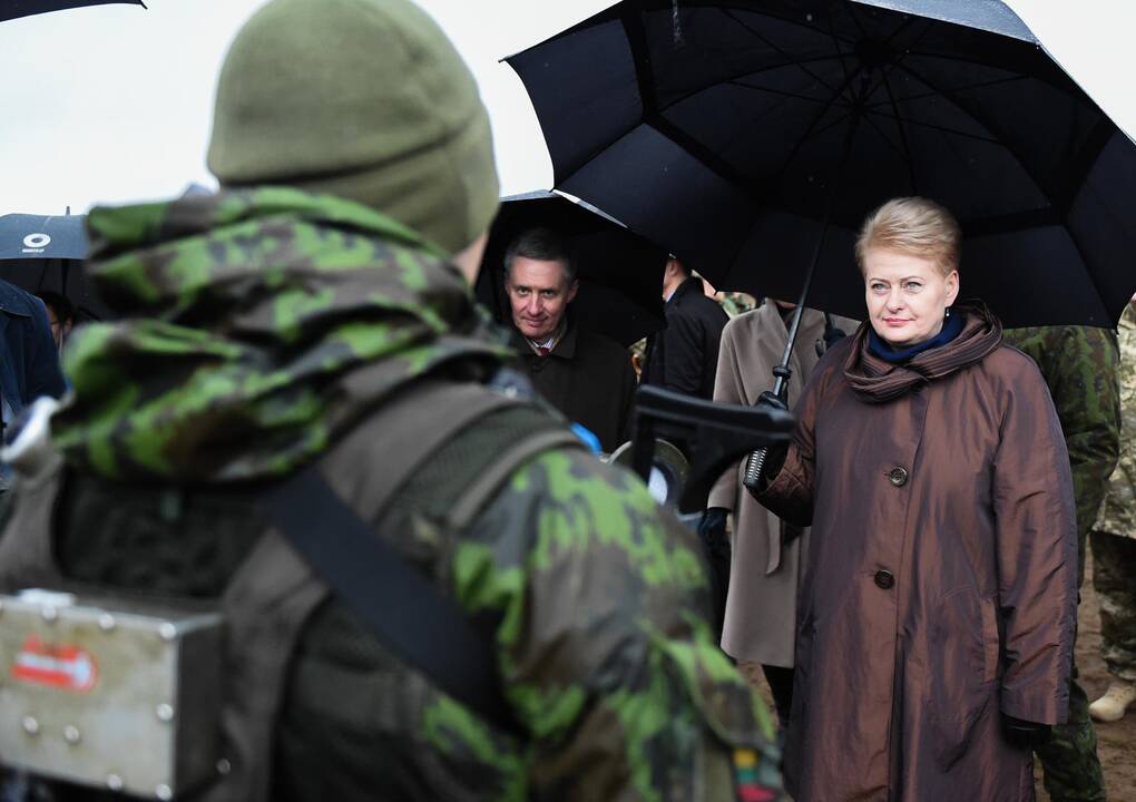Prezidentė stebėjo NATO pratybas Pabradėje