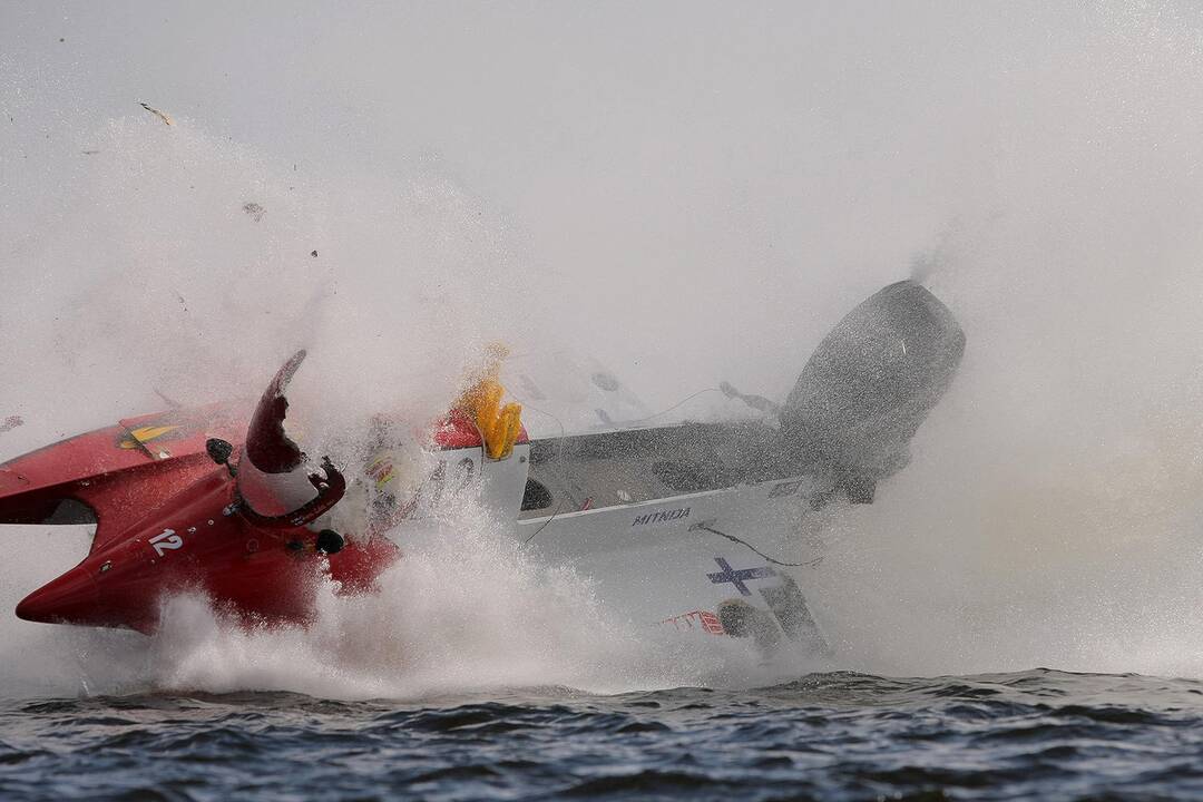 F2 formulių avarijos Kauno mariose