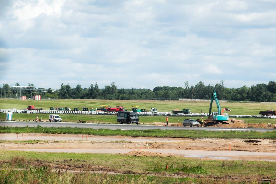 Vilniaus oro uosto takas jau rekonstruojamas