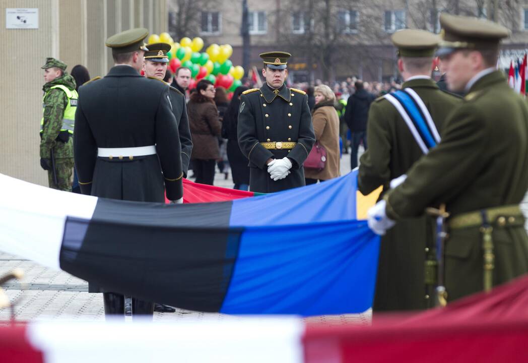 Sostinėje suplevėsavo trijų Baltijos valstybių vėliavos