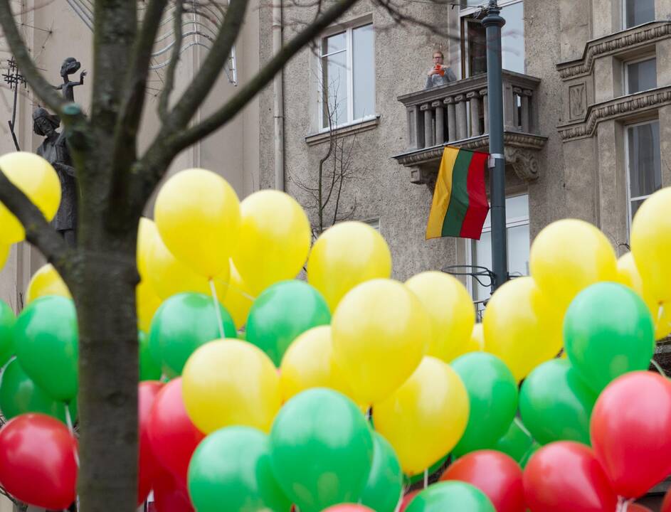 Sostinėje suplevėsavo trijų Baltijos valstybių vėliavos
