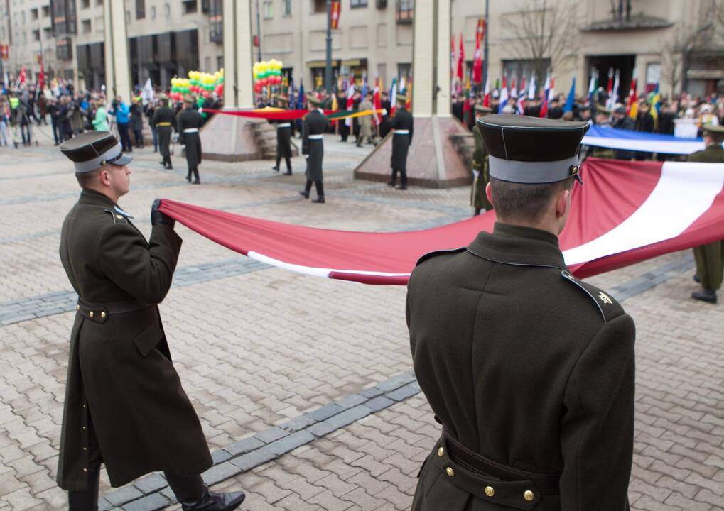 Sostinėje suplevėsavo trijų Baltijos valstybių vėliavos