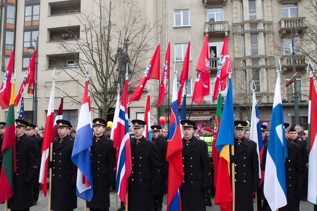 Sostinėje suplevėsavo trijų Baltijos valstybių vėliavos