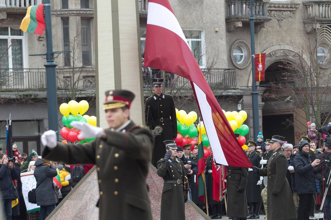 Sostinėje suplevėsavo trijų Baltijos valstybių vėliavos