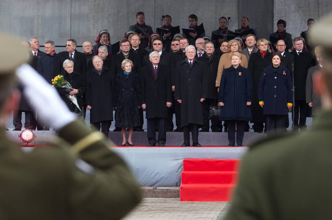 Sostinėje suplevėsavo trijų Baltijos valstybių vėliavos