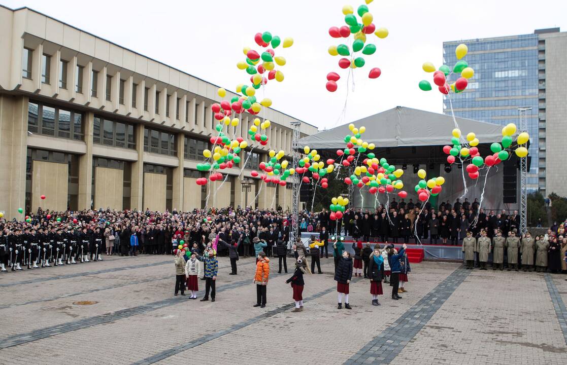 Sostinėje suplevėsavo trijų Baltijos valstybių vėliavos