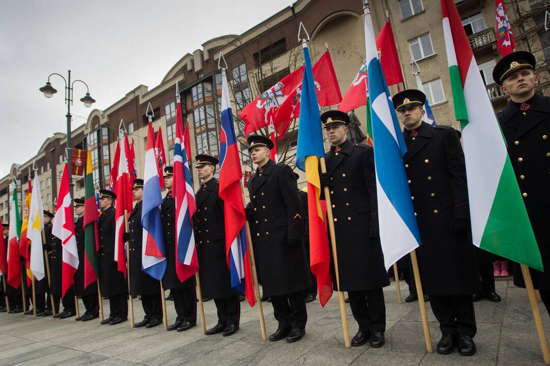 Sostinėje suplevėsavo trijų Baltijos valstybių vėliavos